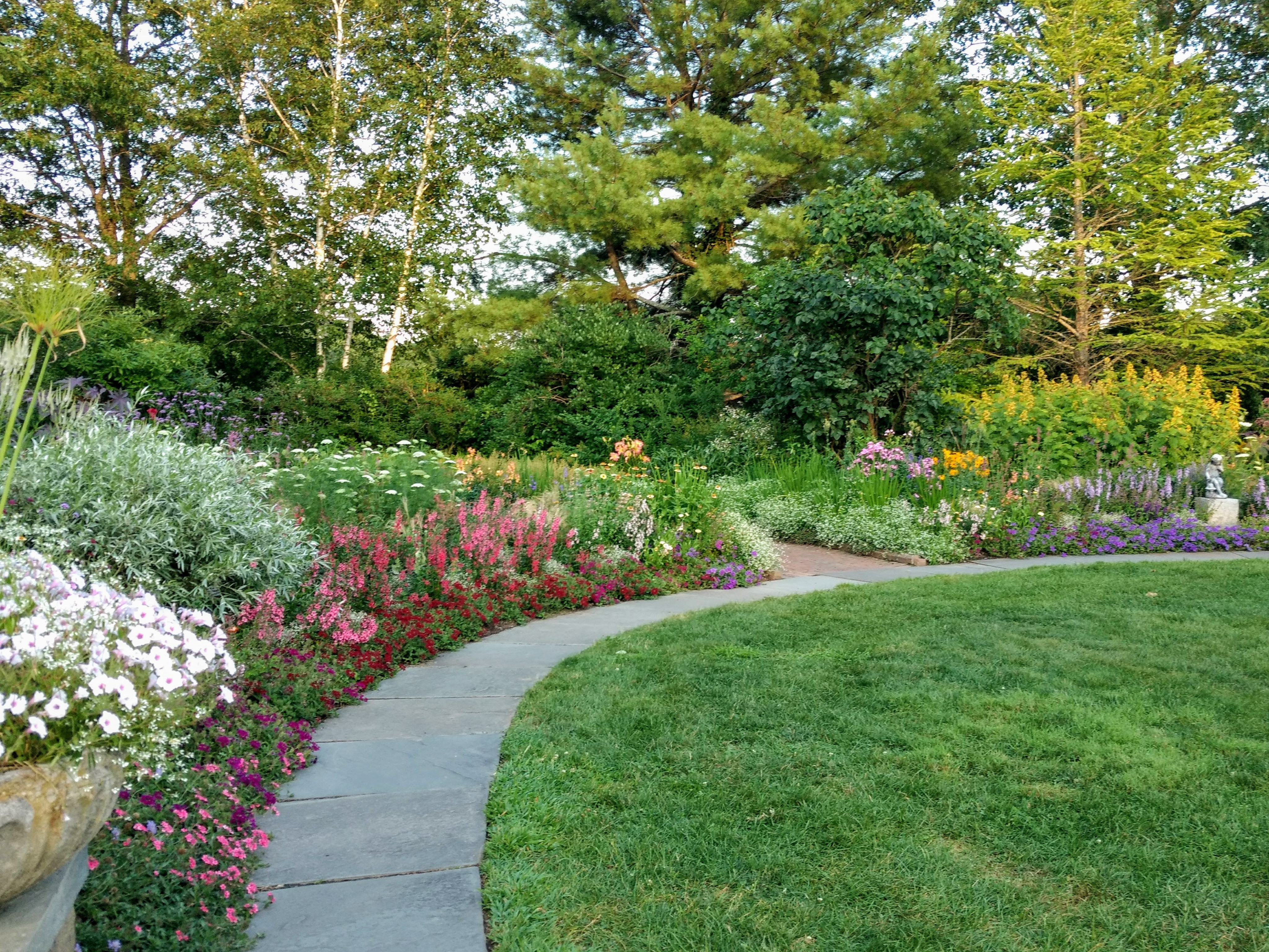 Благоустройство участка частного дома в Шахтах и Ростовской области